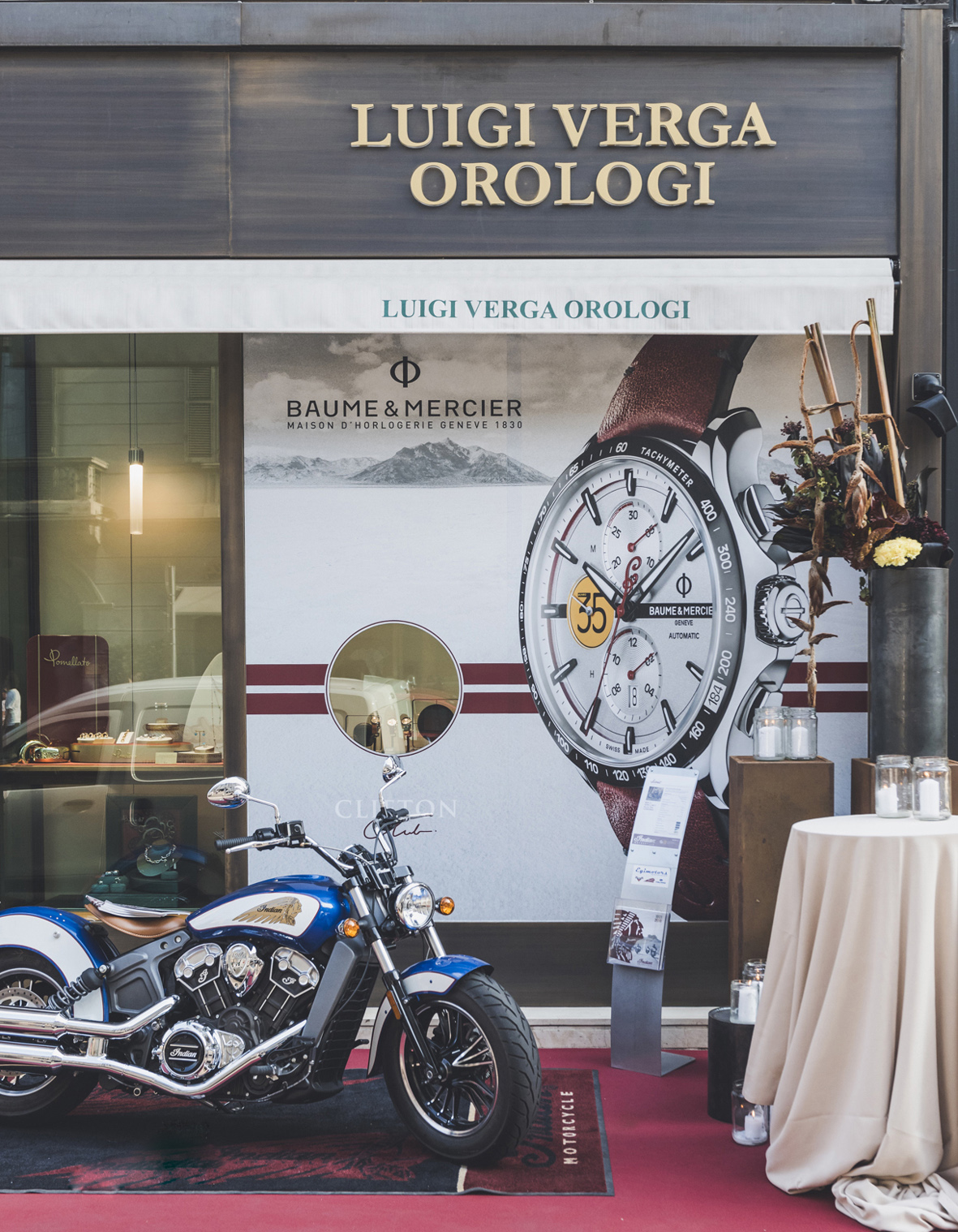 BM Vetrina esterna e moto